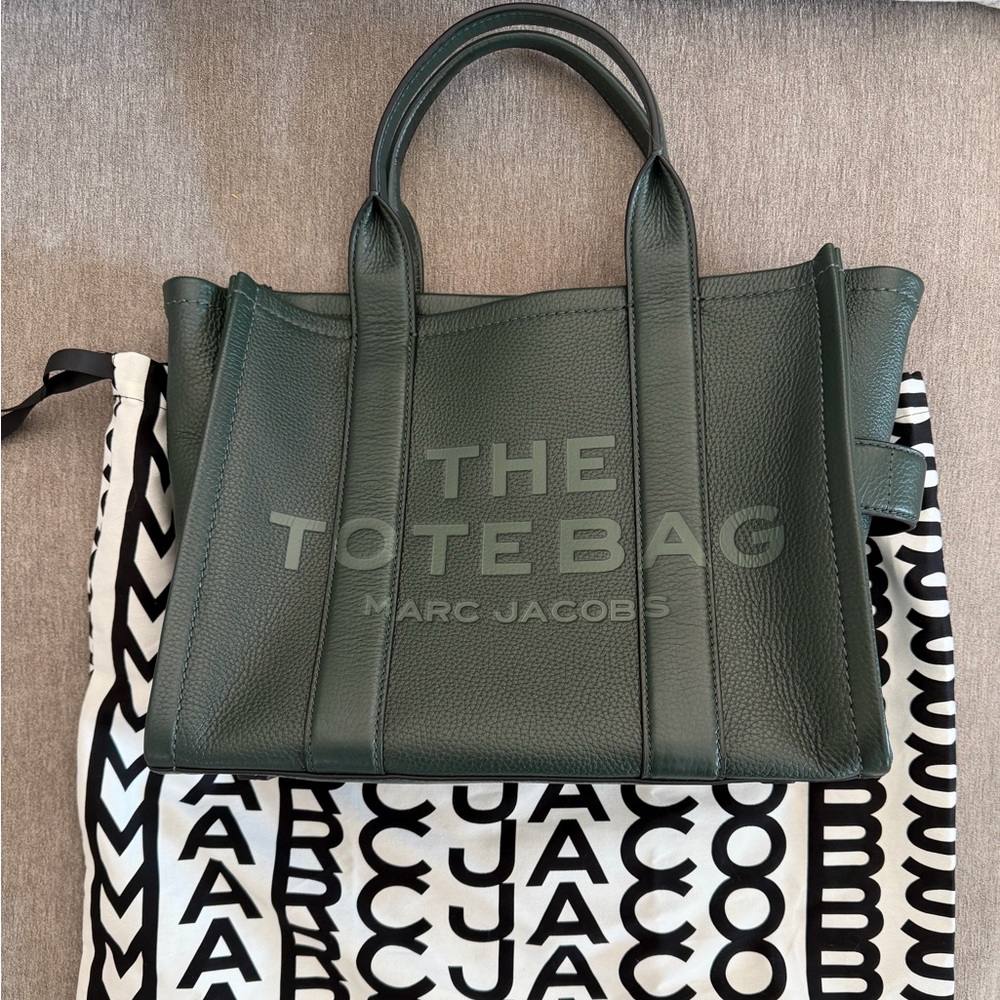 Marc Jacobs The Leather Medium Tote in Ivy